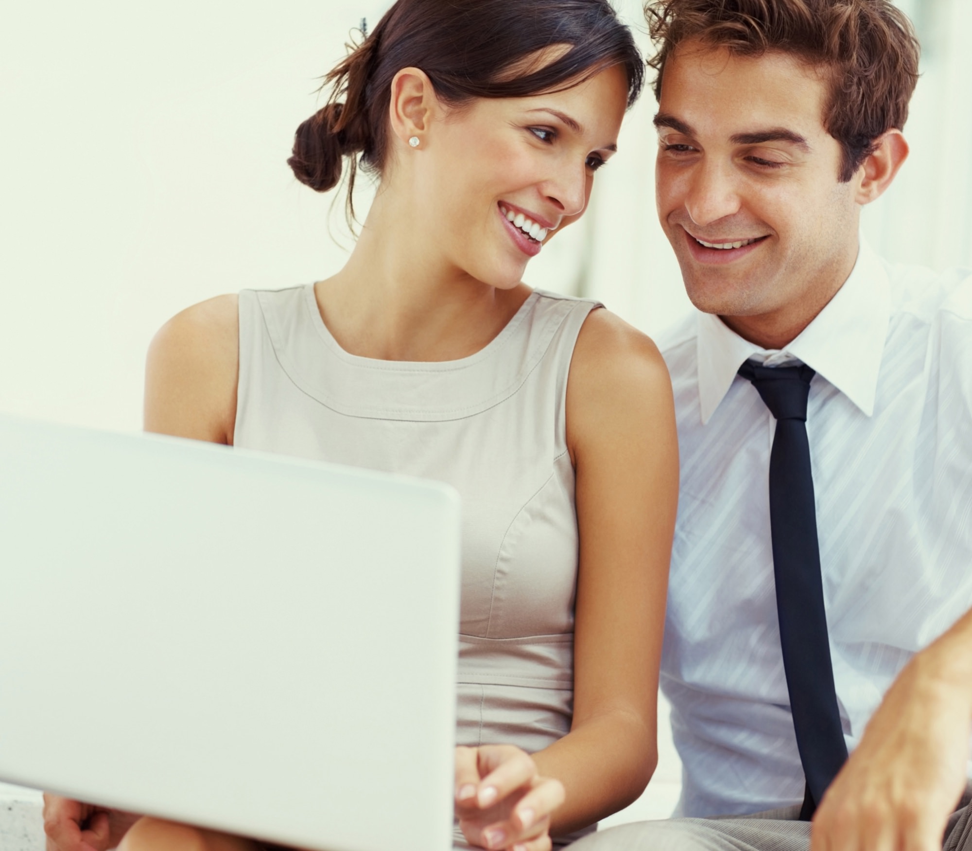 человек делает выбор. выбор пальцем. выбор подрядчика. разговор в аэропорту. стойка регистрации с человеком.